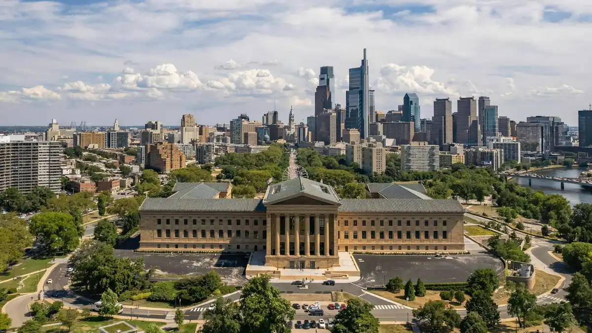 Skyline de Filadelfia con el ayuntamiento histórico y la Liberty Bell de fondo
